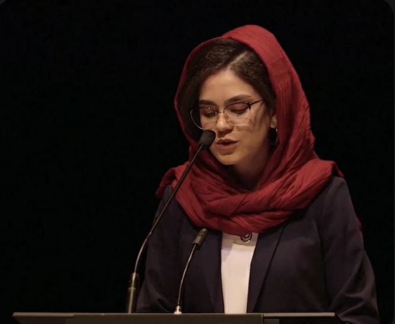 Photo of Rukhshana Ahmadi speaking